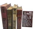 cinq livres posés les uns à côté des autres sur une table