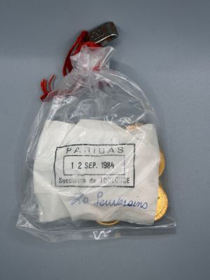 un paquet de biscuits avec une étiquette de prix dessus