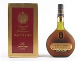 une photo d'une bouteille de cognac à côté d'un carton de vin
