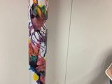 tableau représentant le sol d'une pièce avec un vase et une chaise