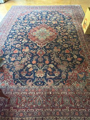 Un tapis oriental est posé sur le sol du salon.