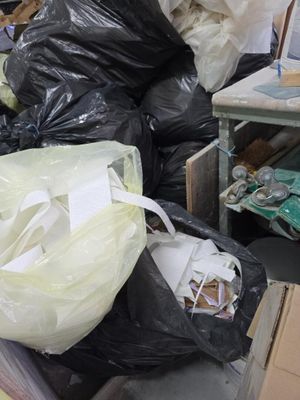un tas d'ordures posé par terre dans une pièce encombrée