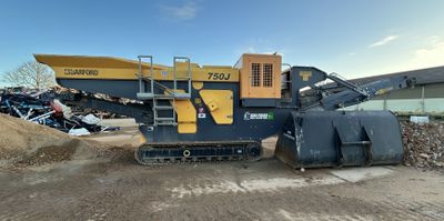 une grosse machine qui est posée dans la terre