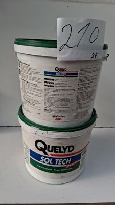 trois seaux remplis de liquide posés les uns sur les autres sur une table