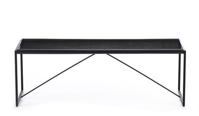 une table noire surmontée d'un piètement métallique