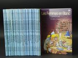 un grand nombre de livres posés sur une table