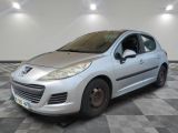 la photo d'une voiture argentée garée dans un garage