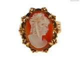 l'image du visage d'une femme gravée sur une bague en or