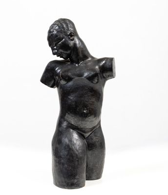 une image représentant une sculpture noire d'une femme, les mains sur les hanches