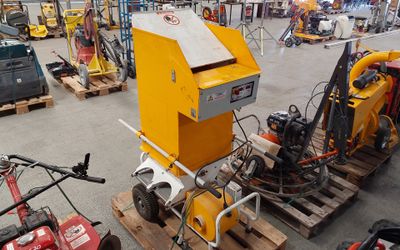 a machine that is sitting on a pallet in a warehouse