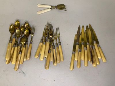 beaucoup de fourchettes et de cuillères sur la table