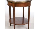 image d'une table en bois avec un plateau en verre sur fond blanc