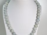 Collier en jade gris et argent en forme de dragon, présenté sur un mannequin blanc