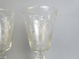 deux verres à vin posés l'un à côté de l'autre sur une table
