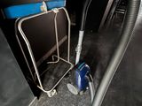 une image représentant un aspirateur et une chaise dans une pièce