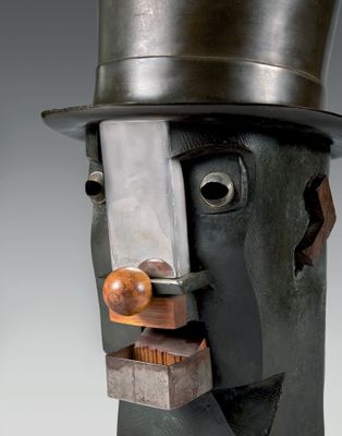 sculpture représentant un homme coiffé d'un haut-de-forme, un couteau dans la bouche