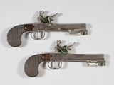 une paire de revolvers plaqués argent, ornés de motifs verts et rouges
