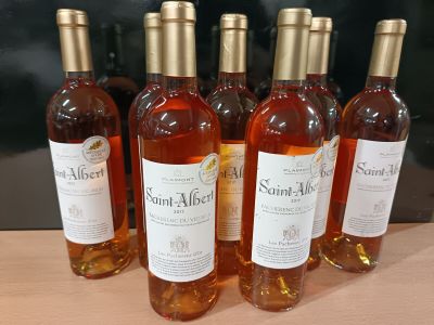 six bouteilles de vin posées sur une table l'une à côté de l'autre