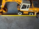 un véhicule de chantier miniature posé sur une règle