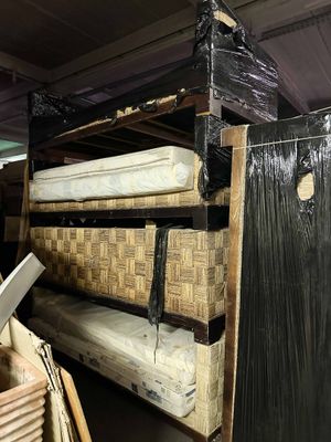 de nombreux matelas empilés les uns sur les autres dans une pièce