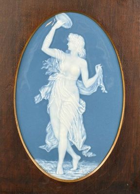 image en bleu et blanc représentant une femme tenant un verre à la main