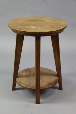 une photo d'une petite table en bois avec une étagère en dessous
