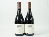 deux bouteilles de vin posées sur une table blanche