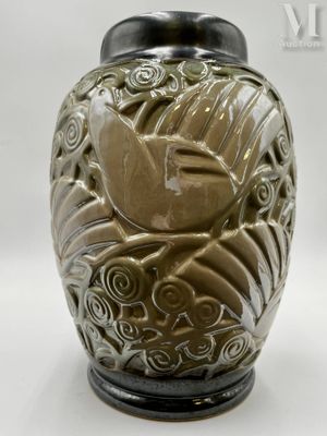 un vase orné d'un oiseau sur fond blanc