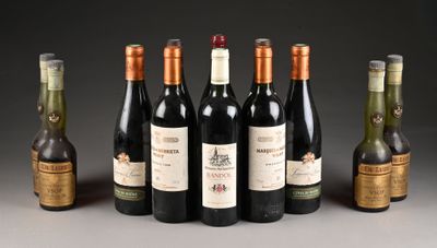 plusieurs bouteilles de vin posées les unes à côté des autres sur une table