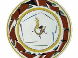 une assiette sur laquelle est représenté un dragon