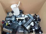un carton rempli d'appareils électroménagers divers et variés