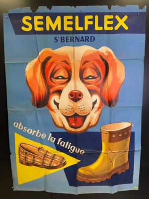 une affiche représentant un chien et une paire de bottes accrochée au mur