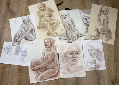 de nombreux croquis représentant une femme assise sur un tabouret