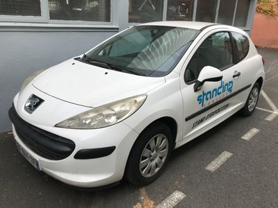 une petite voiture blanche garée dans un parking