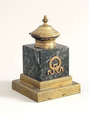 une statue représentant un homme surmontée d'un chapeau