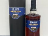 La bouteille de bourbon « New Grove Small Batch » se trouve à côté d'une boîte noire