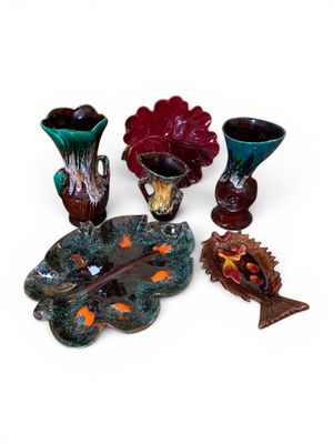un grand nombre de vases posés sur une table