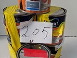 trois pots de peinture posés sur une table, avec une étiquette de prix