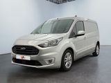 une fourgonnette Ford Transit garée dans une grande pièce aux murs blancs
