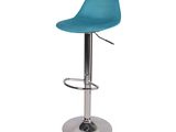 un gros plan d'un tabouret de bar bleu sur fond blanc