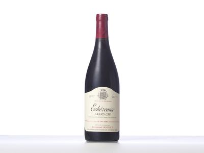 une bouteille de vin rouge posée sur une table