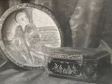 une photo en noir et blanc d'une boîte et une photo d'une femme