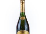 une image d'une bouteille de champagne sur fond blanc