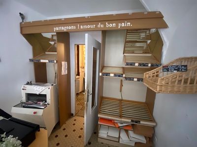 une pièce dans laquelle se trouvent une étagère et une imprimante