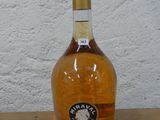 une bouteille de vin posée sur une table