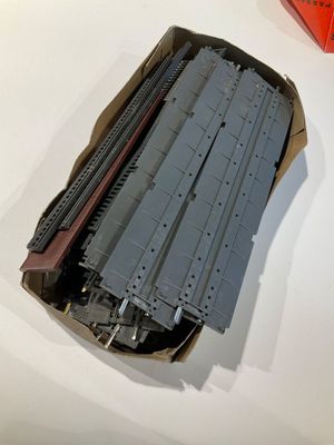 une boîte contenant tout un tas de pièces