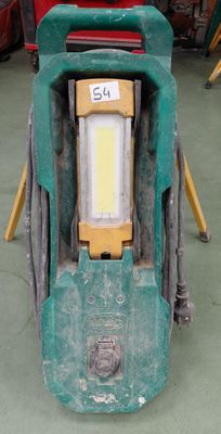une machine verte sur laquelle est fixée une lumière jaune
