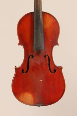 un vieux violon avec un archet accroché à son dos