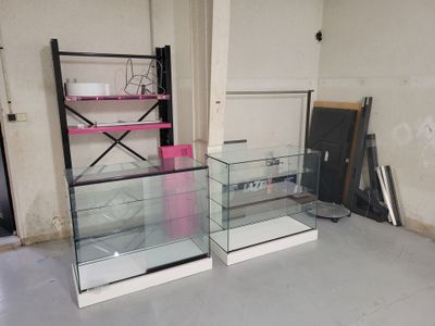 deux vitrines au milieu d'une pièce