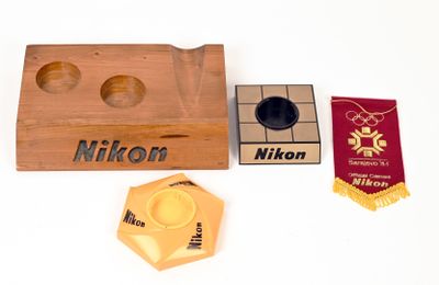 une boîte en bois sur laquelle est représenté un jeu, à côté d'une médaille